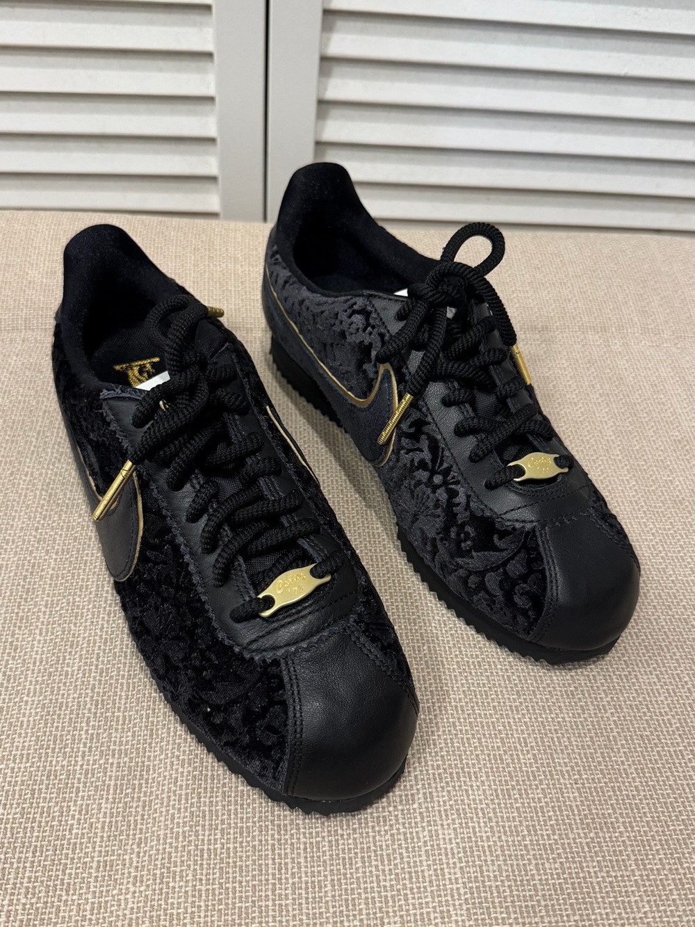 Nike Classic Cortez SE FLORAL Black Velvet Metallic GOLD AV8205 001 Women 7.5